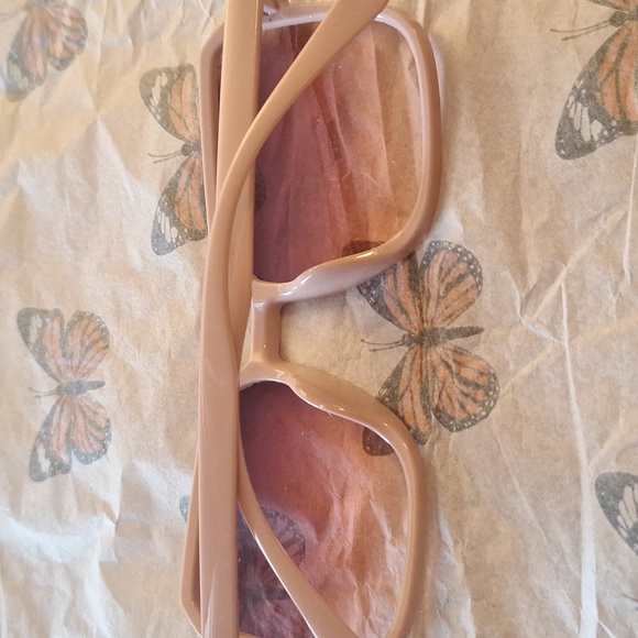 Elegant Blush Sunglasses - Picture 3 of 3